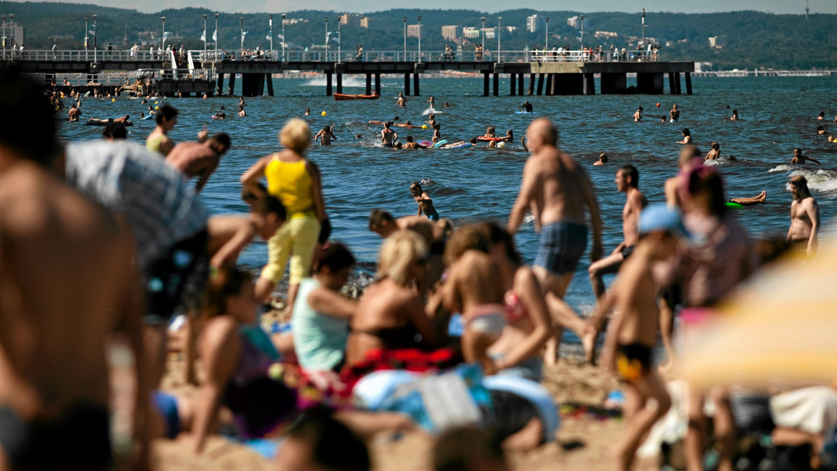 Zmiany klimatyczne nie omijają również Bałtyku. Jak wynika z ostatnich badań ocieplenie wód Bałtyku sprzyja rozmnażaniu się groźnych bakterii. Już dziś odnotowuje się w krajach nadbałtyckich przypadki cholery.