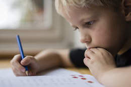Dlaczego dzieci piszą litery odwrotnie? "Dorośli tego nie potrafią"