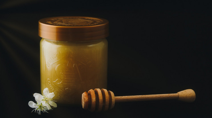 A Magyar Mézkiszerelők Egyesületének állítása szerint többféle mérési azt mutatták, hogy Klenáncz József mézeinek kevés köze van az akáchoz, majd a Nébih kivonta a forgalomból /Fotó: Pixabay