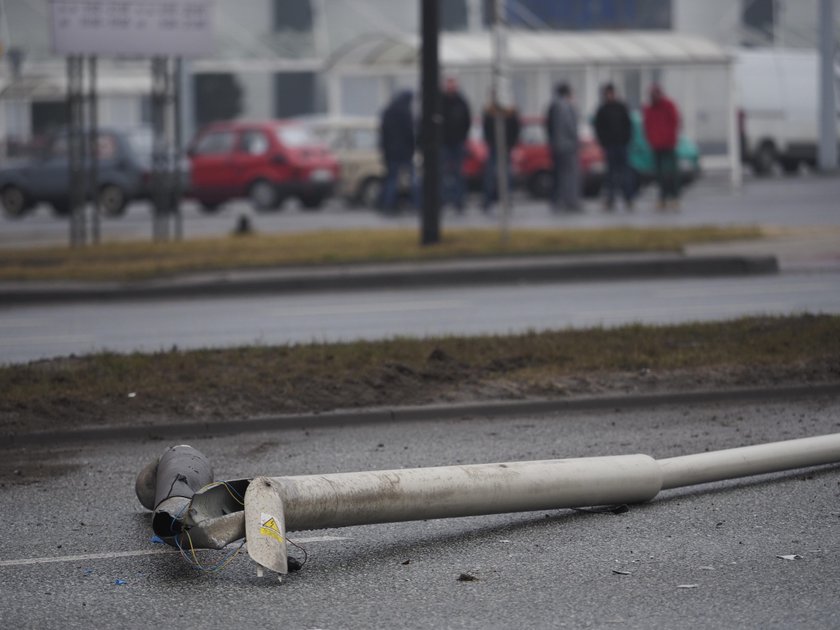 Osobówka wjechała w latarnię. Dachowanie na al. Jana Pawła II