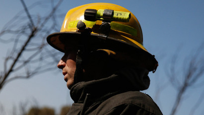 Pánik: tűzoltók mentették ki az embereket egy kigyulladt liftből Sárváron