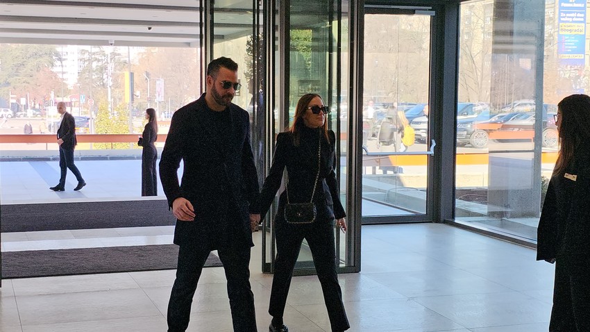 Trudna Aleksandra Prijović i Filip Živojinović na komemoraciji Saše Popovića