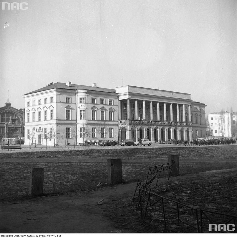 Obrócony Pałac - widok od pl. Żelaznej Bramy, rok 1976 Po co w ogóle przesuwać i tak z trudem odbudowany po wojnie XVIII-wieczny Pałac Lubomirskich? Powód był w zasadzie prozaiczny. Chodziło o takie ustawienie gmachu, by po pierwsze, zamykał kompozycję Osi Saskiej, a po drugie - nie przeszkadzał w planach budowy nowego osiedla mieszkaniowego. źródło: Narodowe Archiwum Cyfrowe