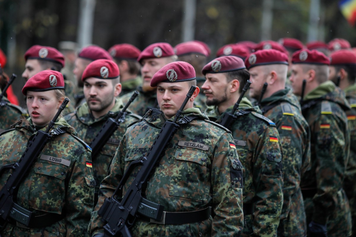 Spiegel: "Wojna w Europie Wschodniej najwyraźniej nie powstrzymuje osób zainteresowanych przed podjęciem służby w Bundeswehrze. Wręcz przeciwnie: ich liczba ostatnio zwiększyła się”.