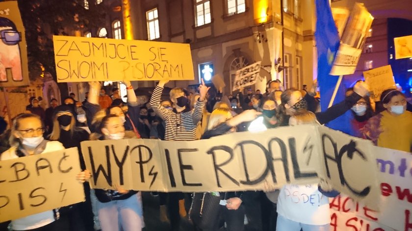 Wulgarne hasła strajku kobiet. "Przyparte do muru, nie mają, gdzie uciec"