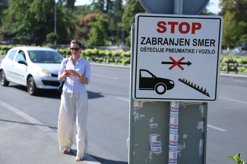 Ležeći policajci sa šiljcima