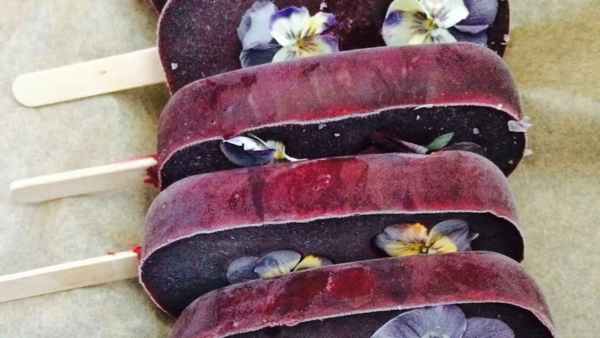 Poznańska lodziarnia serwuje lody z jadalnymi kwiatami w środku i zachwyca nimi nie tylko na zdjęciach