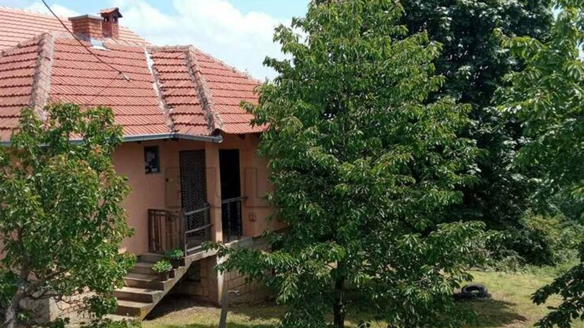 Na prodaju kuća sa velikim placem za 32.000 evra! Ima tri prostorije i idealna je za odmor van grada: Odmah useljiva (FOTO)