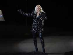 "Schudła, ale nie na tyle, żeby nosić takie spodnie". Internauci krytykują stylizację Christiny Aguilery. FOTO