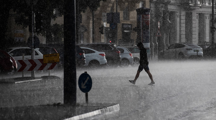 Az Országos Meteorológiai Szolgálat péntekre a heves zivatarok veszélye miatt az egész országra narancssárga figyelmeztetést adott ki, de akár a piros riasztás is kiadásra kerülhet, erre főként a délen van esély / Fotó: Zsolnai Péter