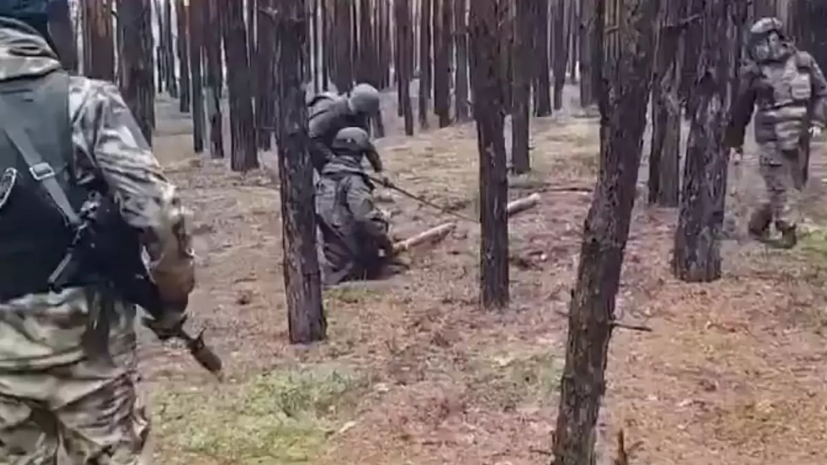 Rosyjscy żołnierze niszczą minę kłodą