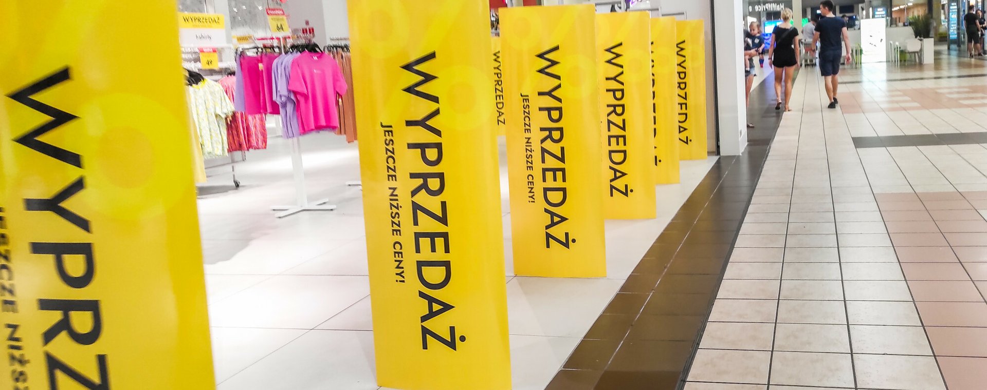 Wyprzedaż w sklepie odzieżowym w galerii handlowej w Łodzi