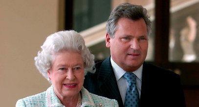 Aleksander Kwaśniewski wspomina rozczulające chwile w pałacu Buckingham. "Królowa idzie w zielonej pelerynie, a za nią..."