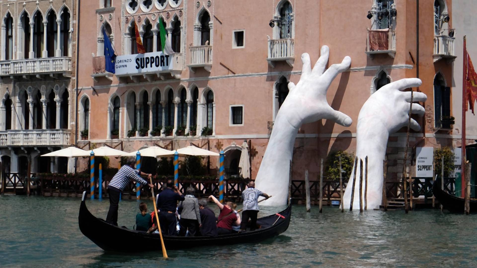 Skulptura džinovskih ruku u Veneciji krije važnu poruku za čovečanstvo