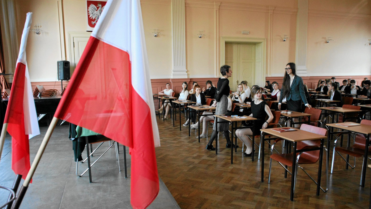 W Polsce ręcznie steruje się poziomem trudności egzaminów? Zderzenie dwóch galaktyk. Wkrótce będziemy jeść owady? Co jeszcze wydarzyło się dziś w kraju i na świecie? Sprawdź wtorkowy TOP5 Onetu.