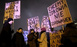 Protest przed Sejmem. Demonstranci wściekli na opozycję za odrzucenie projektu "Ratujmy Kobiety"
