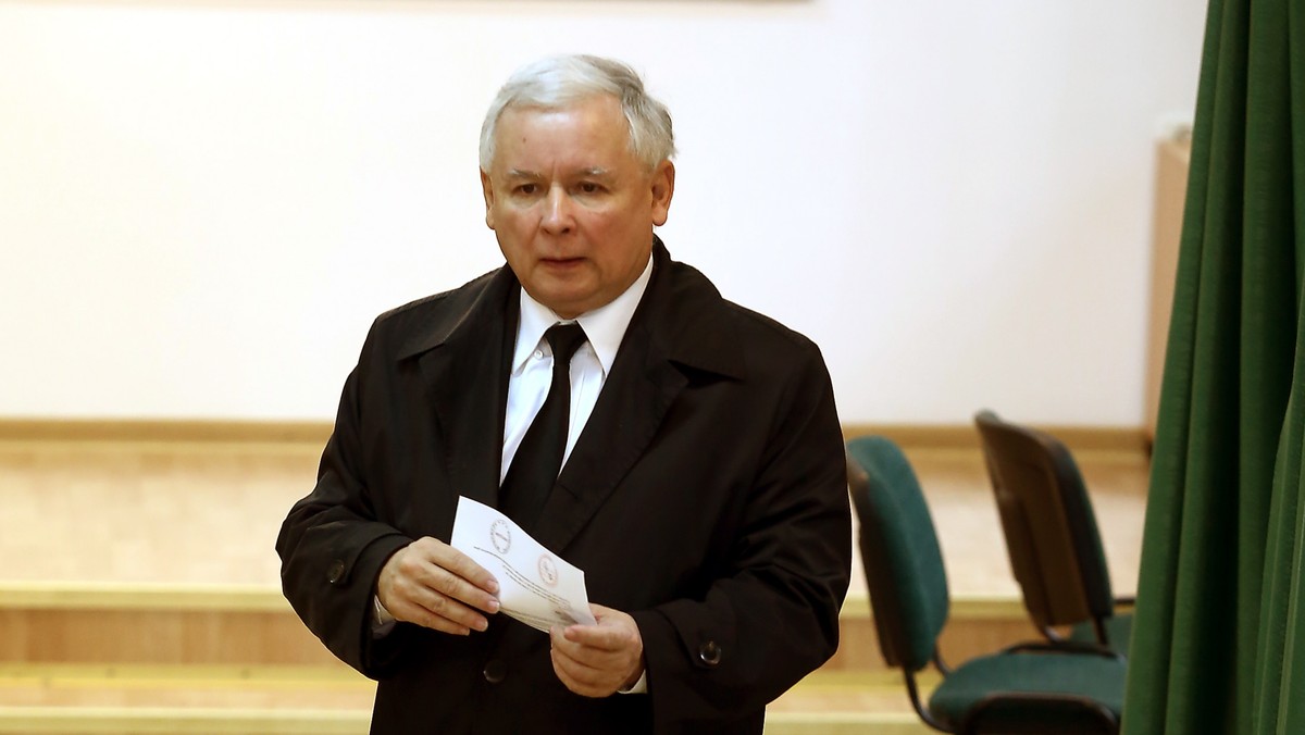 Jarosław Kaczyński podziękował mieszkańcom Warszawy, którzy wzięli udział we wczorajszym referendum w sprawie odwołania Hanny Gronkiewicz-Waltz z urzędu prezydenta miasta. - Referendum przebiegało w warunkach niekonstytucyjnych. Trzeba było jawnie, pod nazwiskiem, zadeklarować się przeciwko obecnej władzy - powiedział prezes PiS.