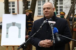 Łuk triumfalny w Tomaszowie uczci marszałka Piłsudskiego. Sasin podpisał akt erekcyjny