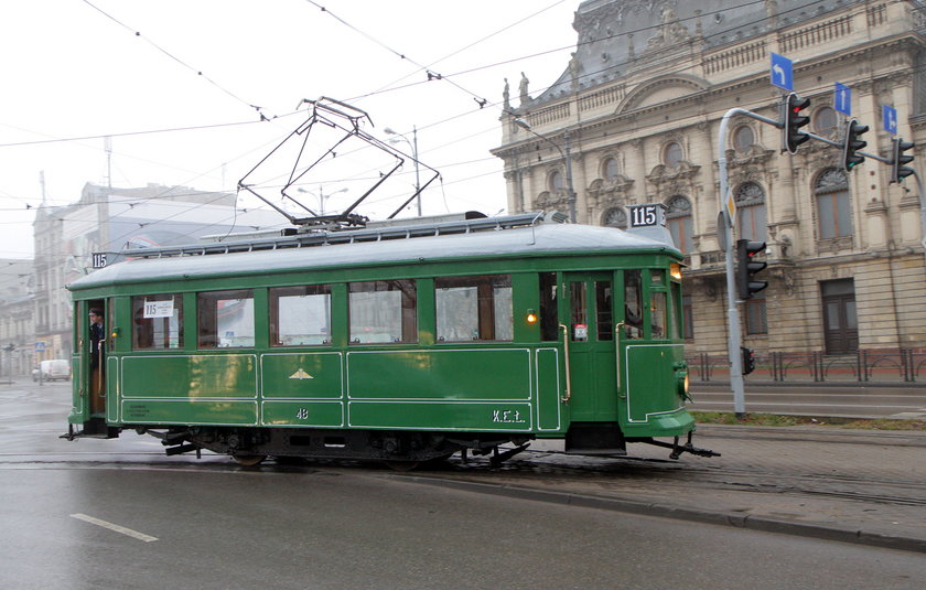 zabytkowy tramwaj obok Pałącu Poznańskiego w Łodzi