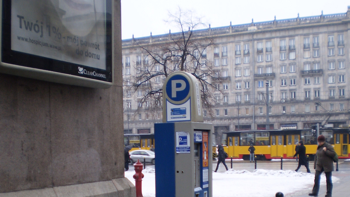 Już od kwietnia w Warszawie powiększy się strefa płatnego parkowania. Zostanie rozszerzona m.in. o część Śródmieścia, Woli, Ochoty i Pragi. Już teraz mieszkańcy mogą dowiedzieć się więcej na ten temat na specjalnych spotkaniach.