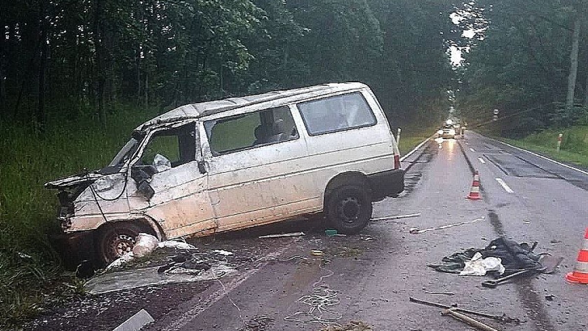 Tama Brodzka. Pijany mężczyzna wjechał w drzewo, a potem uciekał