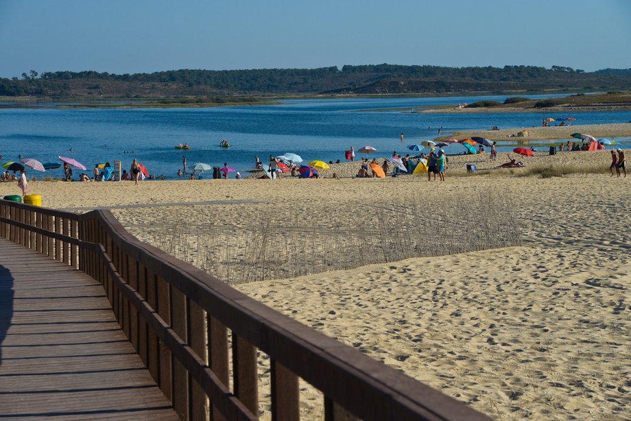 Lagoa de Santo André - jezioro powstałe z wód oceanu, które spłynęły na plażę.