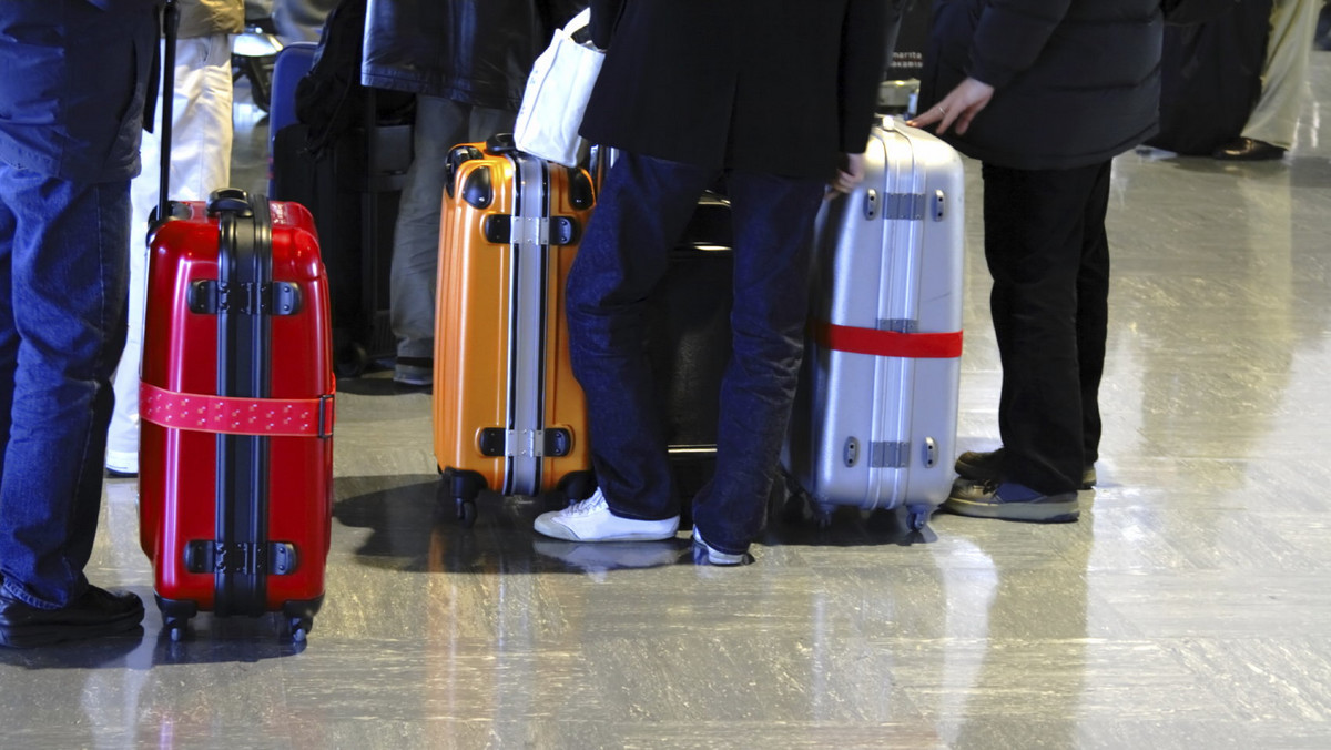 Pozostawiony bagaż był przyczyną kłopotów, jakie pojawiły się w niedzielny poranek na lotnisku Ławica. Feralna walizka należała do pasażera, który... zasnął w autobusie - podaje Codziennypoznan.pl.