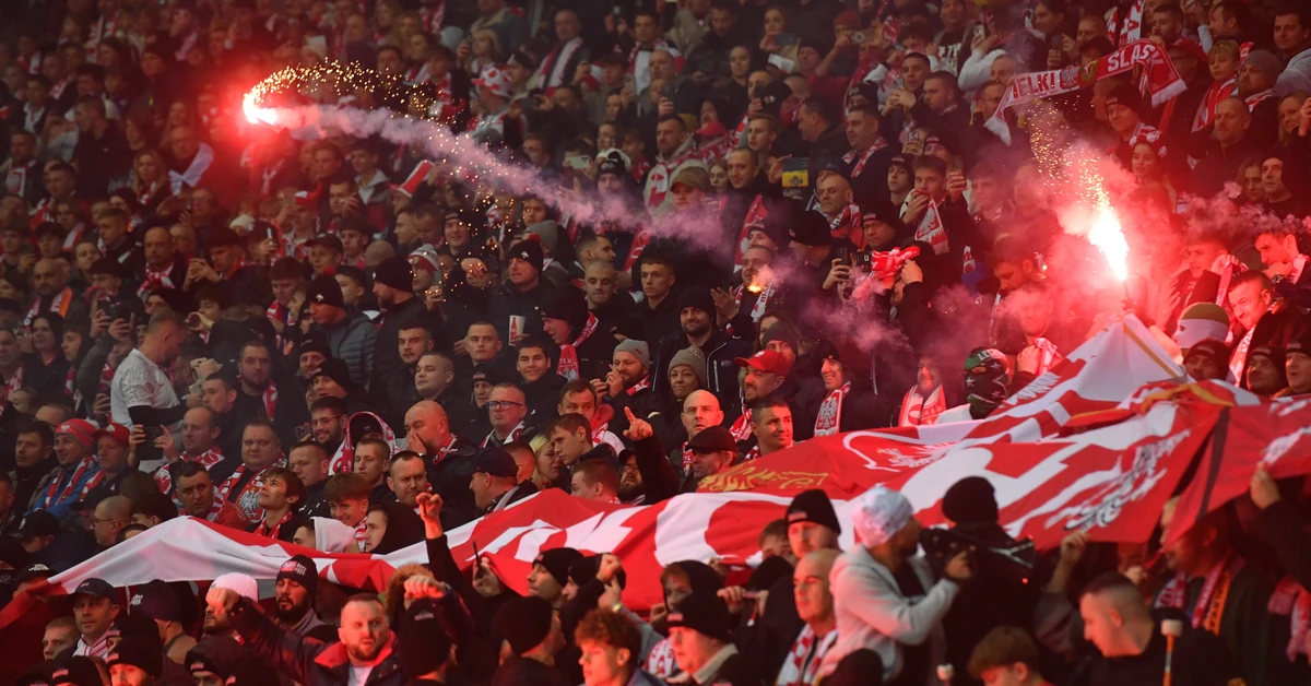 Wiadomo, dlaczego kibice rzucili race na boisko. PZPN skomentował skandal na PGE Narodowym