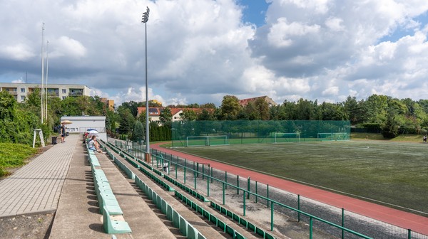 Obiekt przy ul. Sztabowej ma sztuczne oświetlenie, a boisko - sztuczną murawę. Teraz dojdą nowe trybuny.
