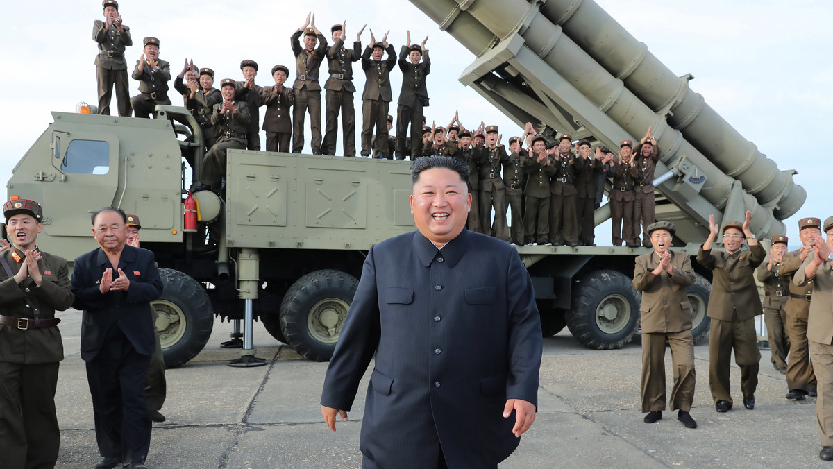 Przywódca Korei Północnej Kim Dzong Un osobiście nadzorował sobotni test "super-dużej wielofunkcyjnej wyrzutni rakiet" - poinformowała dziś w nocy północnokoreańska agencja państwowa KCNA.