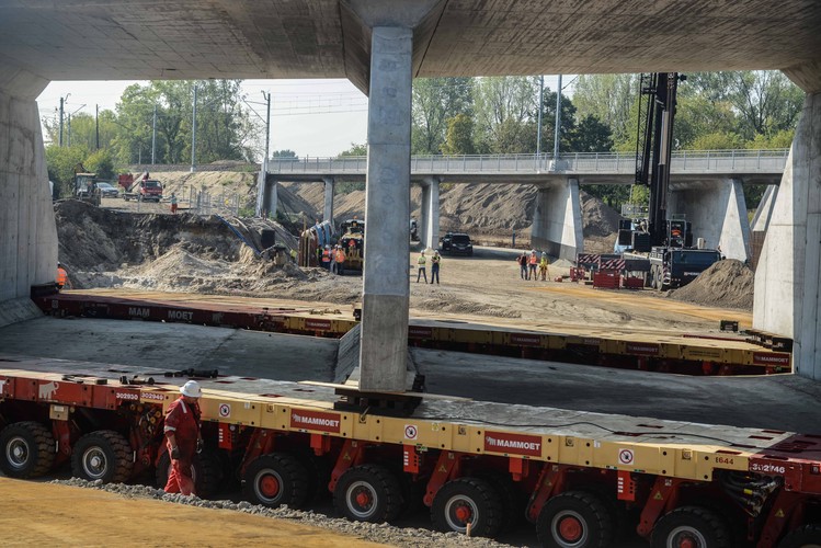 Najtrudniejszą częścią budowy jest wsunięcie tunelu pod nasyp linii kolejowej nr 9 (Warszawa-Gdańsk) <br><br> fot. (zuz) PAP/Jakub Kamiński