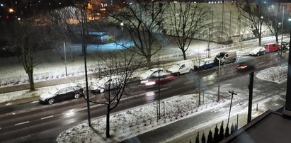 Zima w Warszawie zaskoczyła drogowców. Ulice momentalnie zasypane śniegiem, paraliż i  utrudnienia w kursowaniu autobusów i tramwajów