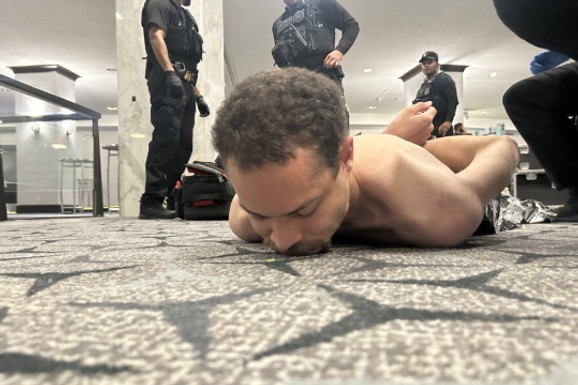 OVO JE NAPADAČ KOJI JE PUCAO NA TRAMPOVOJ VEČERI Kod sebe imao arsenal oružja, otkrio ko je bio META NAPADA