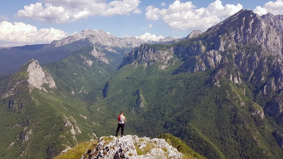 pogled-sa-zelengore-na-perucicu-i-maglic