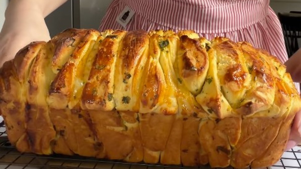 Hleb sa belim lukom i peršunom