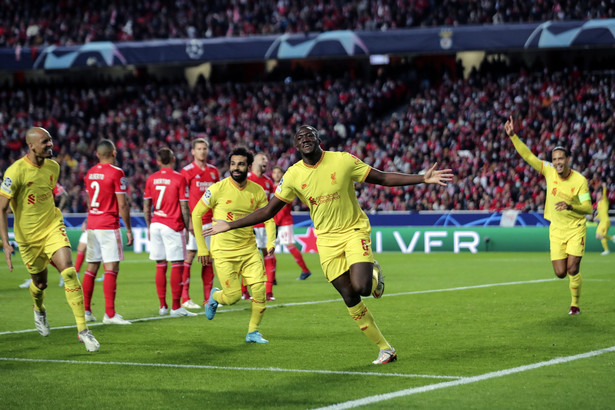 Piłkarz Liverpoolu Ibrahima Konate (C) celebrujący gola strzelonego Benfice Lizbona w ćwierćfinale piłkarskiej Ligi Mistrzów