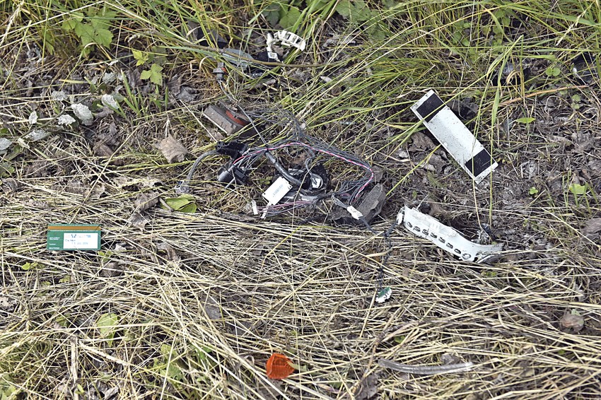 Delovi automobila bili su rasuti svuda pored puta