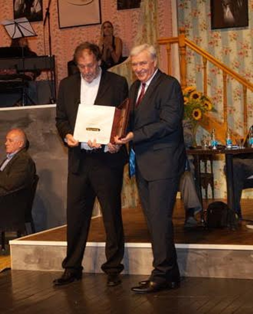 Pavić dodeljuje nagradu Kostiću