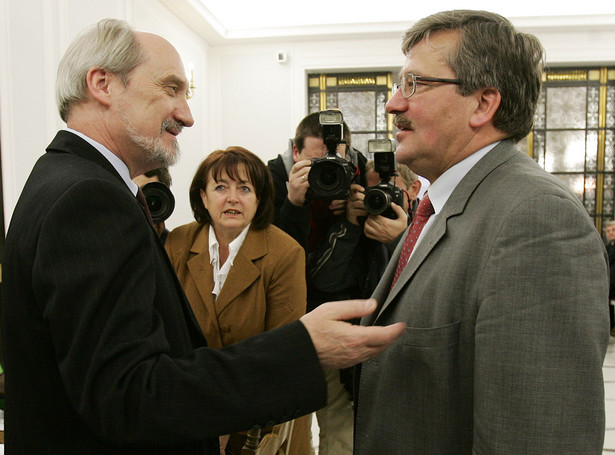 "Komorowski przejął obowiązki prezydenta po decyzji Miedwiediewa"