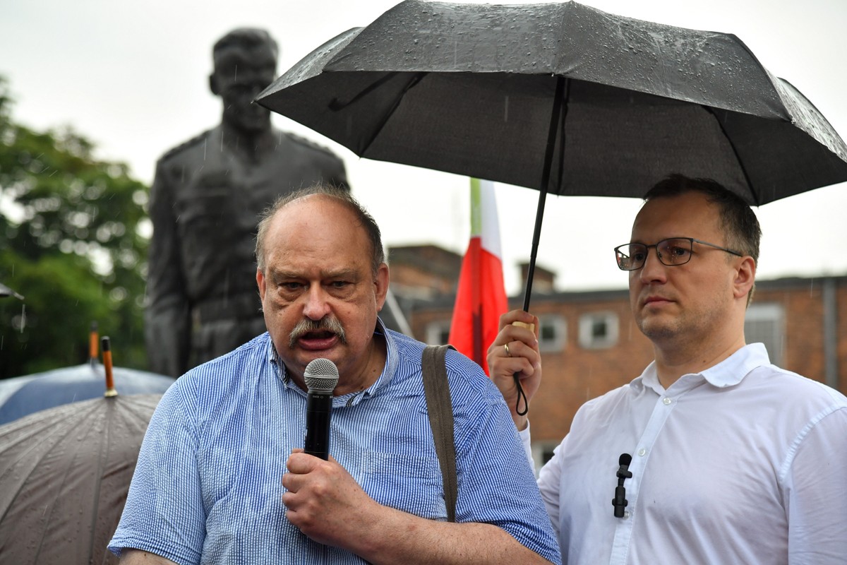 Członek kolegium IPN Wojciech Polak oraz polityk PiS Tomasz Rakowski wśród uczestników protestu przy pomniku Witolda Pileckiego przed Muzeum II Wojny światowej w Gdańsku