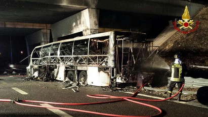 Meghalt a veronai buszbaleset hős testnevelő tanára, aki több diákot is kimentett a lángoló járműből