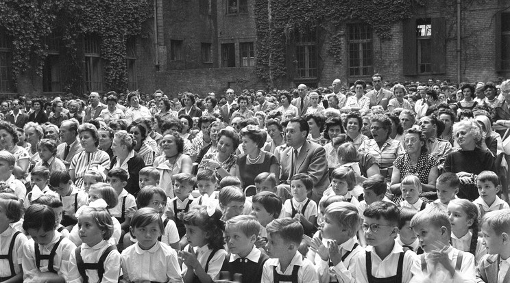 Évnyitó ünnepség az ELTE Apáczai Csere János Gyakorló Általános Iskola és Gimnázium udvarán 1960-ban / Fotó: Fortepan/Nagy Gyula