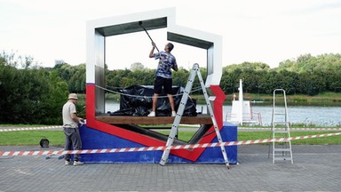 Zaskakujący los tzw. patriotycznych ławek. "Deski wróciły do tartaku"