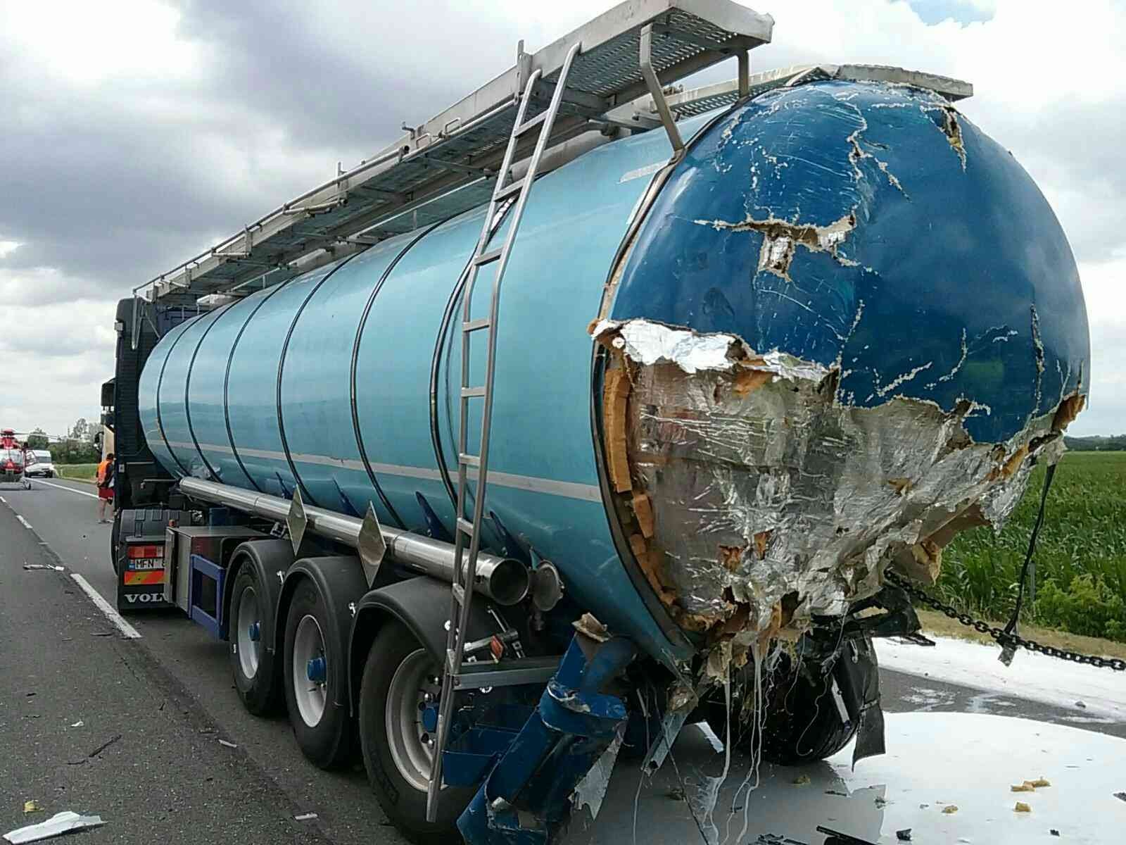 Na diaľnici D2 v úseku Lozorno - Stupava sa zrazili tri nákladné autá. 