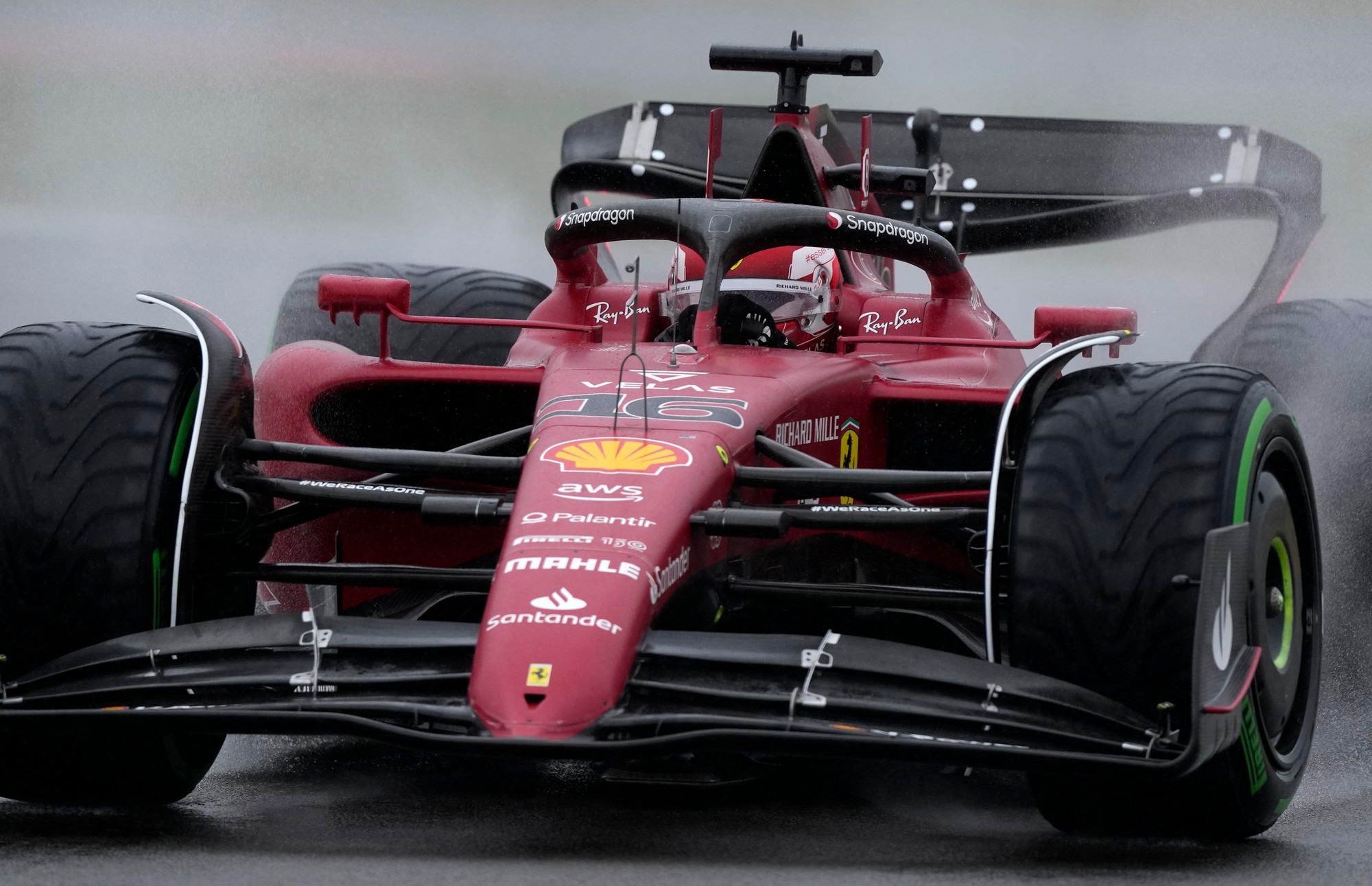 Monacký pilot formuly 1 Charles Leclerc z tímu Ferrari.
