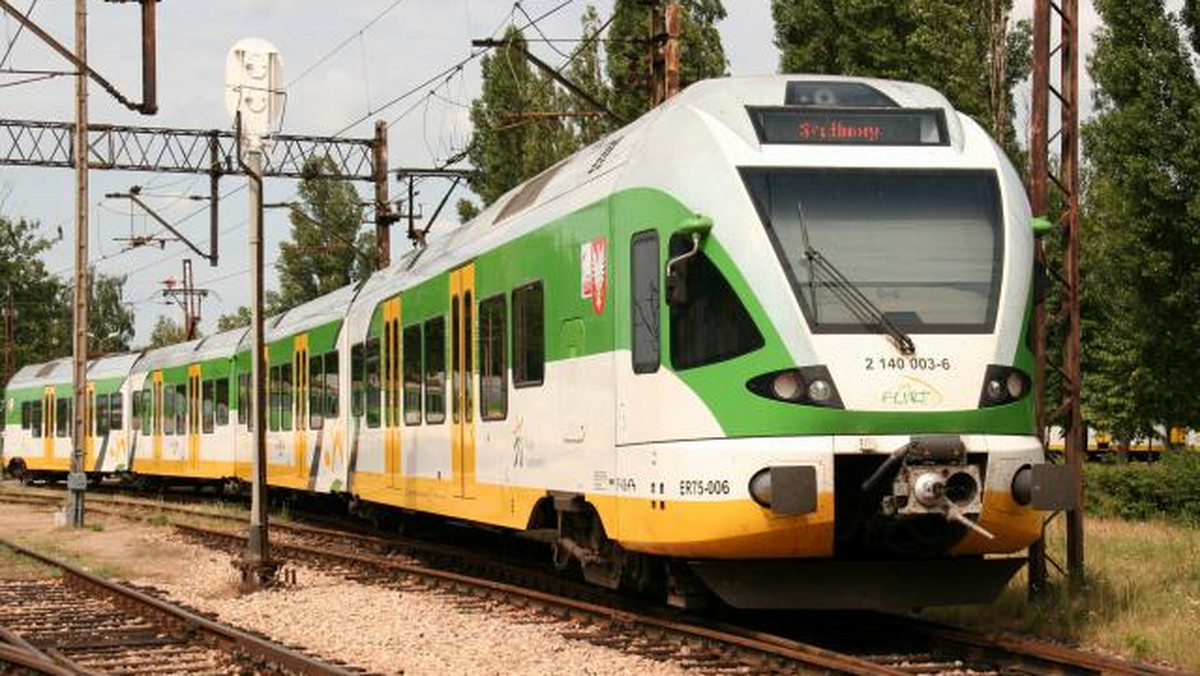 Koleje Mazowieckie planują kupić do 2015 r. 22 piętrowe wagony i 15 nowych szynobusów - poinformowała w czwartek spółka. Przewoźnik rozważa także zainwestowanie w nową bazę utrzymania taboru i w dwie myjnie dla pociągów.