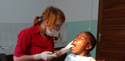 Leczą zęby w Afryce