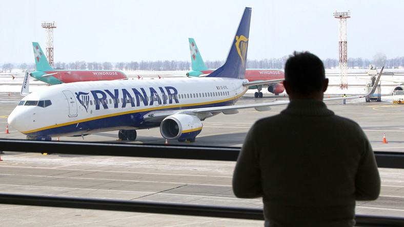 Ryanair kolejny raz zaliczył wpadkę, pozwalając pasażerom wsiąść do niewłaściwego samolotu, którym polecieli do zupełnie innego kraju, niż planowali. Dodatkowo przewoźnik nie poczuwa się do odpowiedzialności za pomyłkę, zrzucając winę na brak staranności pasażerów.