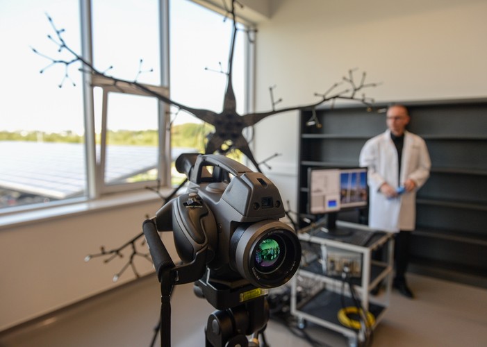 Do badania efektywności energetycznej np. budynków czy całych osiedli, naukowcy z centrum KEZO PAN mają zespół nowoczesnych kamer termowizyjnych oraz współpracującego z nimi drona.
<br>
Na zdjęciu kamery termowizyjne oraz kamera akustyczna. <br><br> (mr) PAP/Marcin Obara