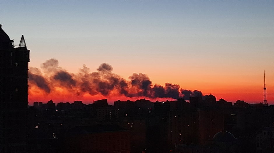 Dymy unoszące się nad Irpieniem w pierwszych dniach walk z perspektywy Kijowa.